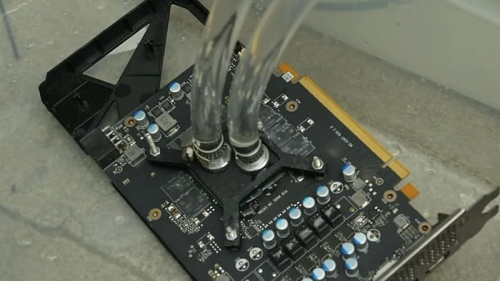 Прямое охлаждение водой снизило температуру видеокарты GeForce RTX 2060 до 28°C Прямое охлаждение водой снизило температуру видеокарты GeForce RTX 2060 до 28°C