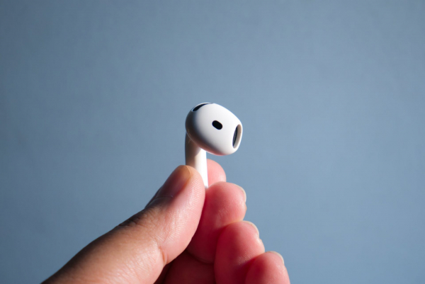 Обзор беспроводных наушников Apple AirPods 5: эволюция открытого формата