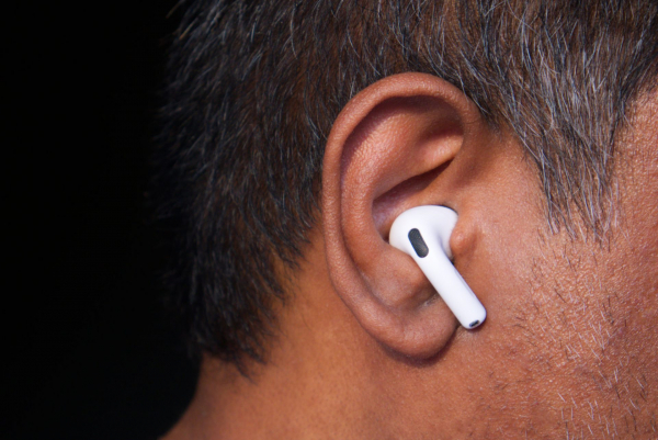 Обзор беспроводных наушников Apple AirPods 5: эволюция открытого формата