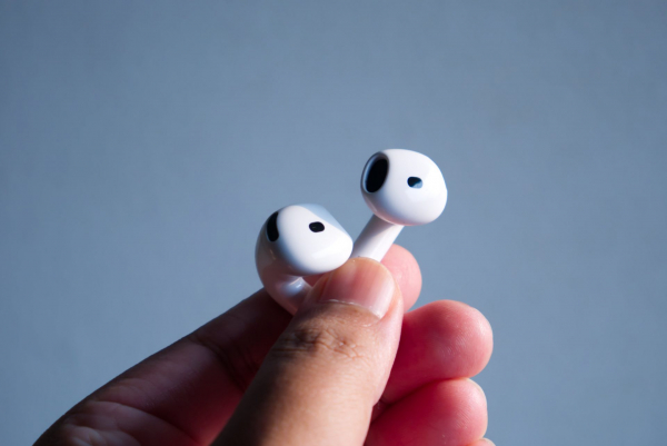 Обзор беспроводных наушников Apple AirPods 5: эволюция открытого формата