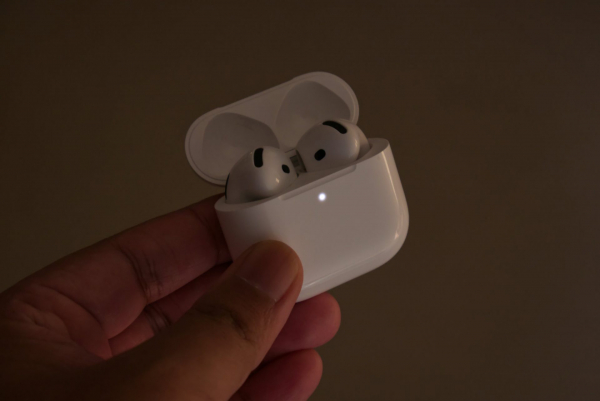 Обзор беспроводных наушников Apple AirPods 5: эволюция открытого формата