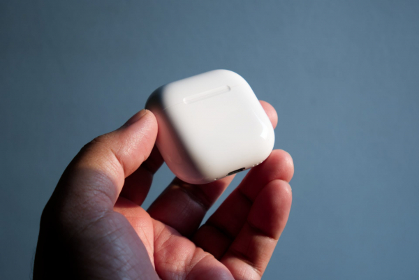 Обзор беспроводных наушников Apple AirPods 5: эволюция открытого формата