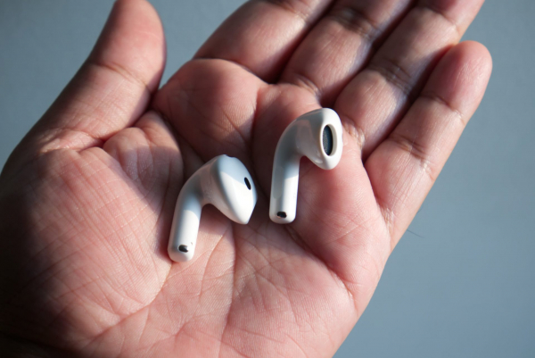 Обзор беспроводных наушников Apple AirPods 5: эволюция открытого формата