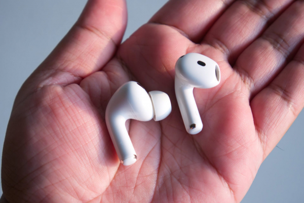 Обзор беспроводных наушников Apple AirPods 5: эволюция открытого формата