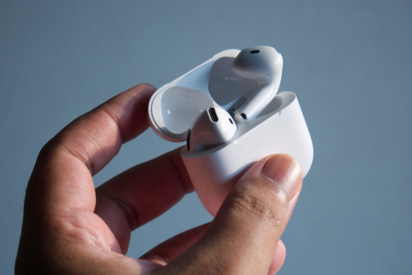 Обзор беспроводных наушников Apple AirPods 5: эволюция открытого формата