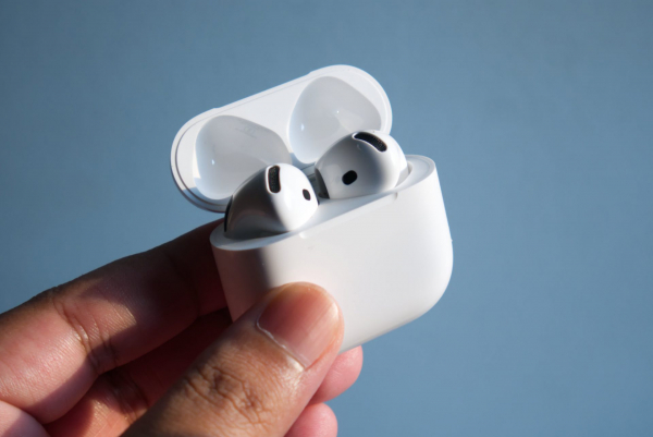 Обзор беспроводных наушников Apple AirPods 5: эволюция открытого формата